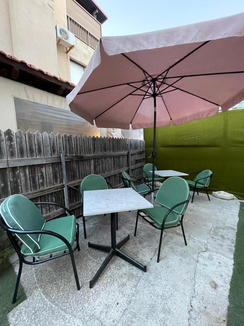 Premium Hostel Marina Paphos Bagian luar foto